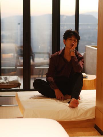 騰冲の崖に佇む「不矜」は、時の流れを山風と灯火の中に浸す