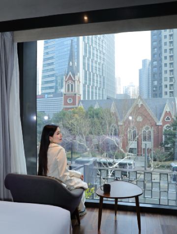 Shanghai Tourism: Super Trendy Dark-Themed Hotel