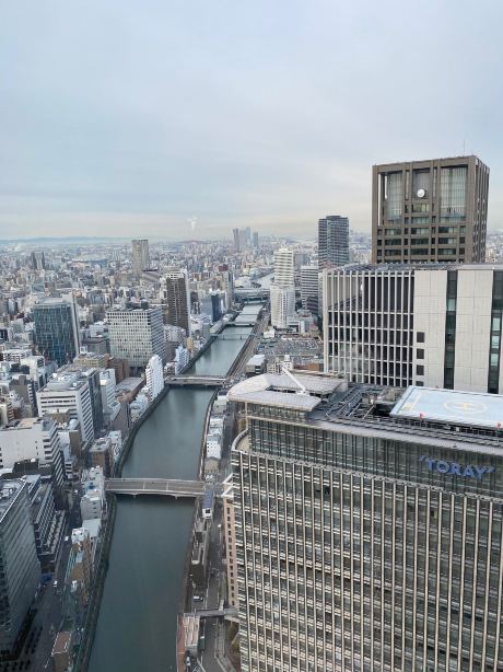 コンラッド大阪では、美味しい料理と素晴らしい景色が見事に調和してい