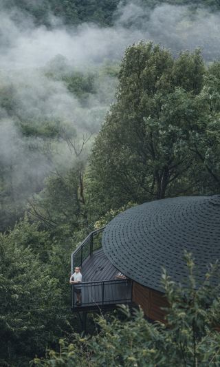 섬남 민박｜구름과 안개가 감도는 숲속 통나무집, 로맨틱함이 넘쳐요