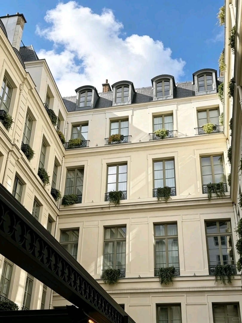 パリ】8区で見つけた最高の隠れ家ホテル🇫🇷✨ これぞ“優雅”の正解