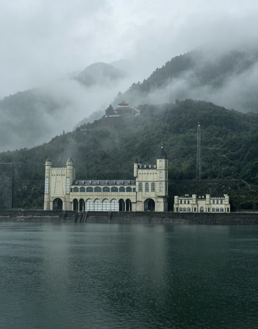 Anji Jiangnan Tianchi | Misty rain locks the green mountains, a