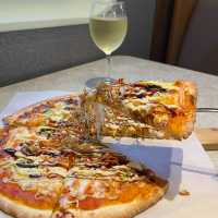 🛫飛機餐都有free flow wine and pizza🍕 🍷 😋
