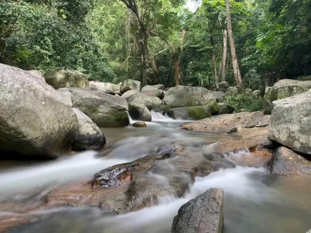 น้ำตกหินลาด เส้นทางธรรมชาติสวยงาม