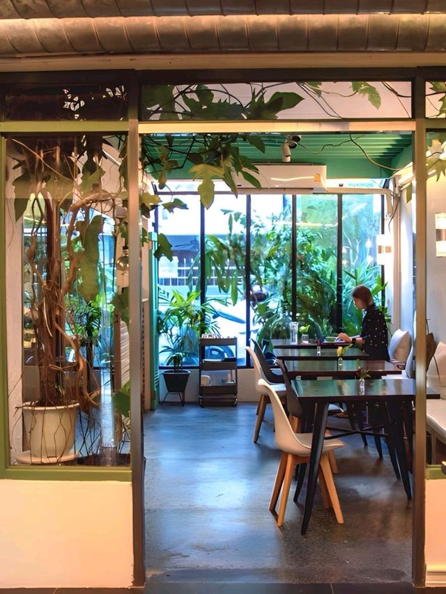 Verde Cafe &​ Restaurant​ คาเฟ่กึ่งแกลอรี่ 