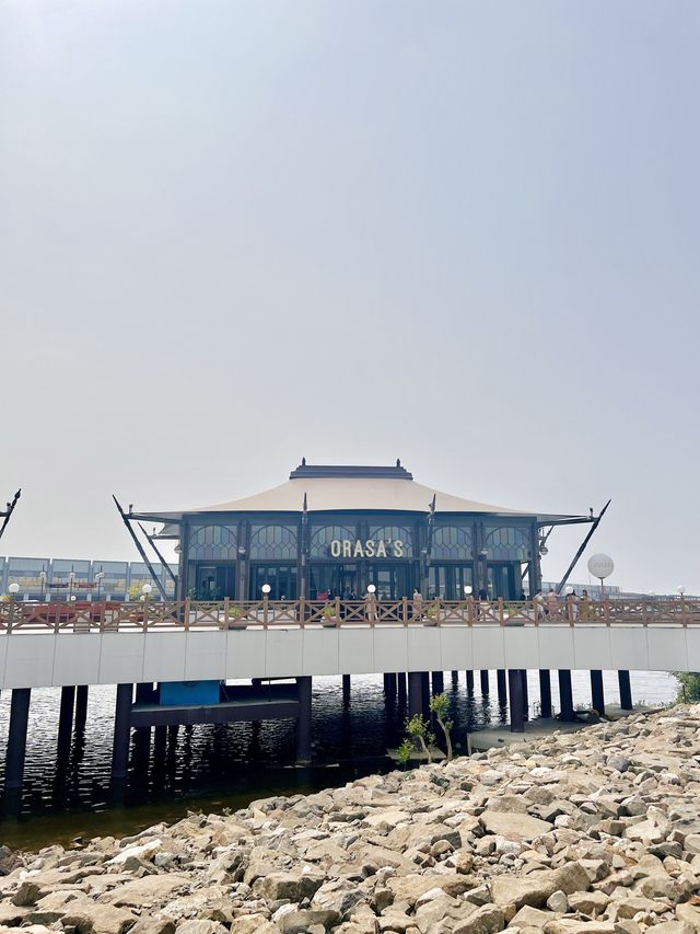 The 🌍’s First Over-Water Retail & Dining🛍️