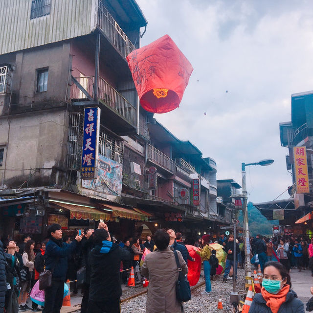 대만 스펀 기찻길 풍등 날리기 체험🏮