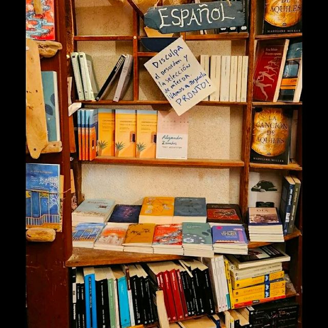 A GORGEOUS BOOKSTORE IN SANTORINI!