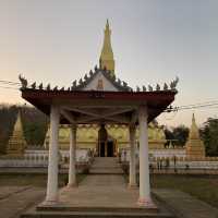燦然と輝く黄金の仏塔　Samakkhixay Stupa
