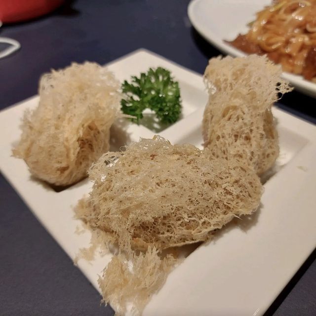 ☔️八號風球下輕鬆飲茶！潮洲風味肉碎粥必食，仲有熱辣辣的點心！🥟