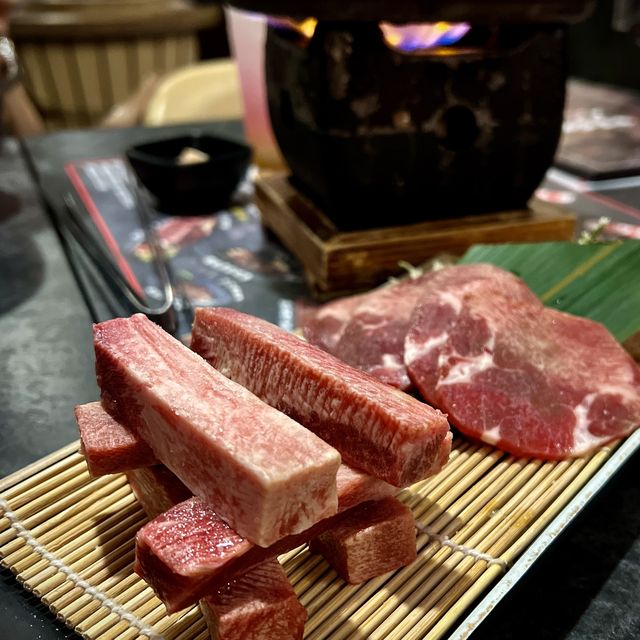 📍香港尖沙咀｜牛匠石燒 · 火氣十足牛肉石板燒🐮 多款和牛部位組合任你選擇！
