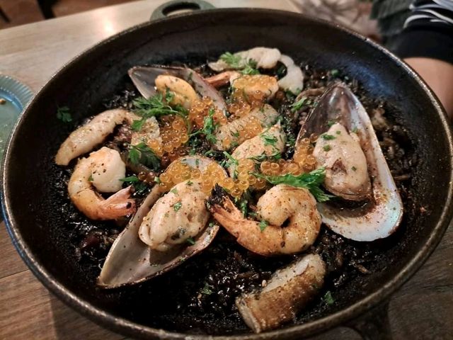 東門美食💗海鮮沙拉、墨魚燉飯，享受美好時光吧！