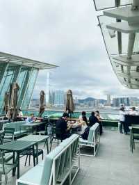 開心的啃漢堡， 和朋友歡快的搶炸雞吃，還有最美全海景！大滿足！