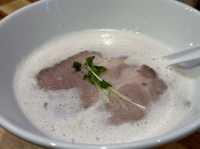 福岡・千早。真っ白な豚骨エスプーマらぁ麺て何？？『へらへらぁ麺 麺酒場千早店』