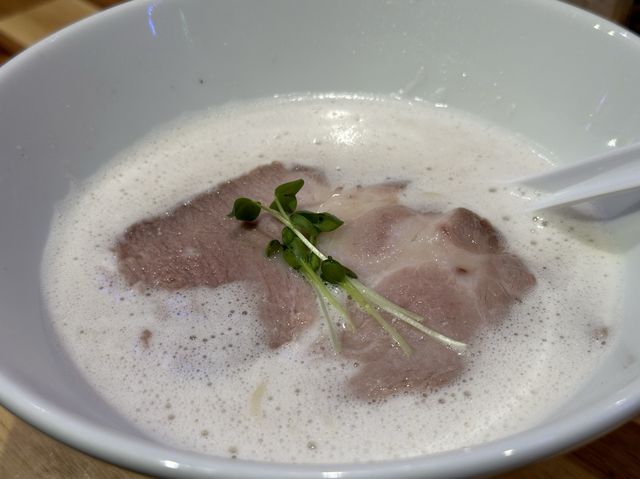 福岡・千早。真っ白な豚骨エスプーマらぁ麺て何？？『へらへらぁ麺 麺酒場千早店』