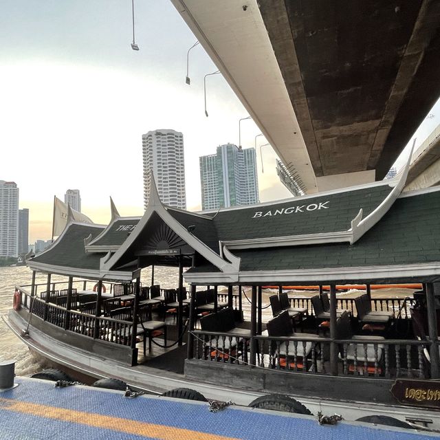 曼谷半島酒店自助餐廳：美食與美景的絕佳選擇！