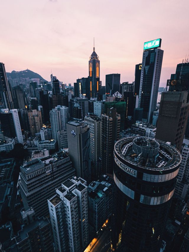 Capture this dynamic photo of a HK taxi in Causeway Bay! 📷