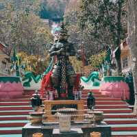北碧府．Wat Ban Tham(依山勢建造的巨龍廟宇)