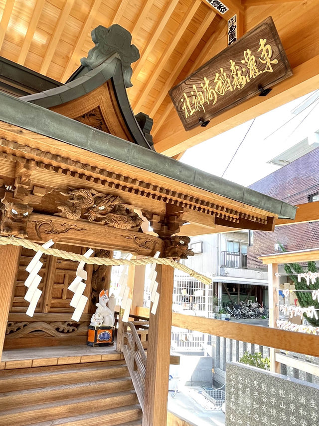 【東灌森稲荷神社/東京都】Ｙ字に埋まるように鎮座する