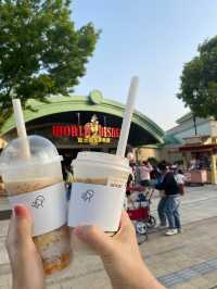 🏰🎠 **探索奇幻之旅：上海迪士尼小鎮**