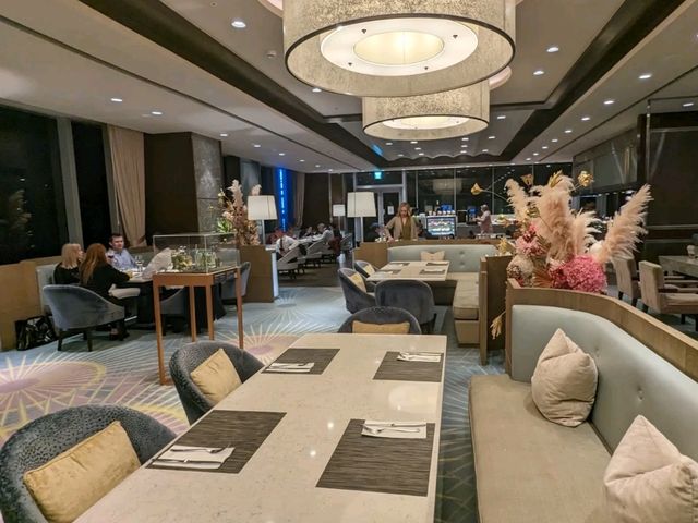 交通便利、三鐵共構的南港商旅：六福萬怡酒店
