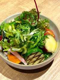 【福岡カフェ】広々と開放的な空間で食事を楽しめる