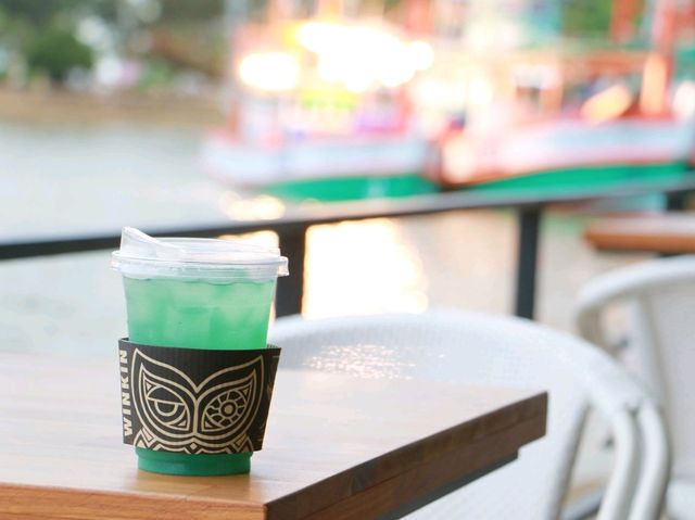 ทานกาแฟริมน้ำที่ Winkin Scintilla 