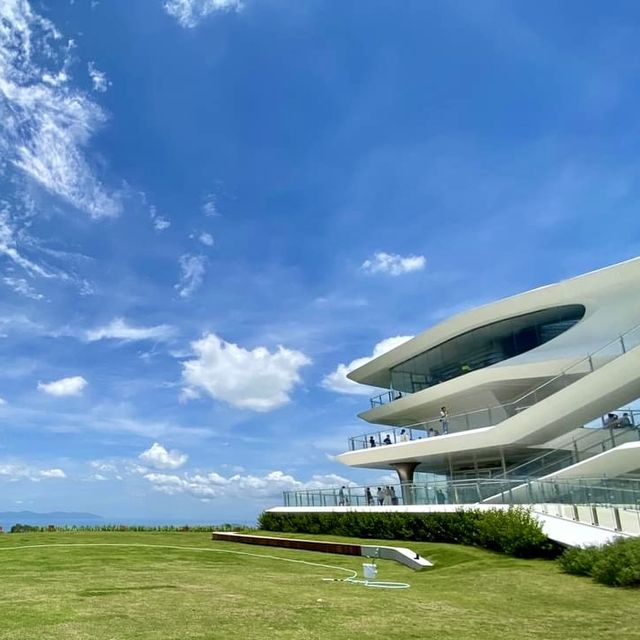 深圳雲海廣場-建築時尚獨特，半山的巨型遊艇