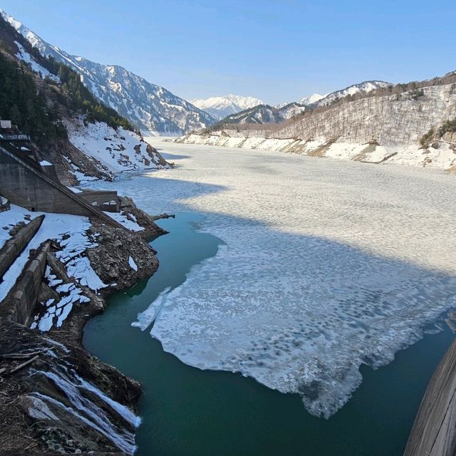 四月融雪的黑部湖，冰雪與湖水交織的絕美景致