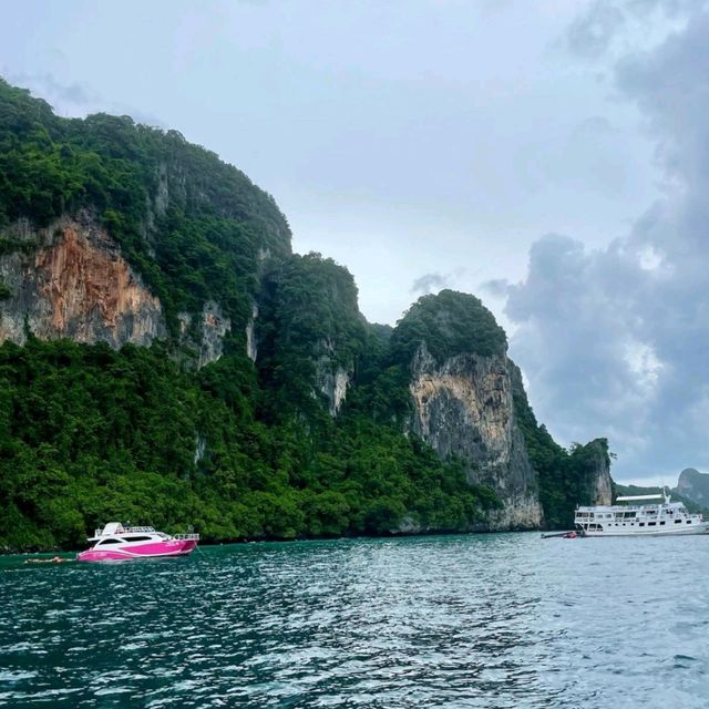 🌊 Enjoy the Natural Beauty of Phi Phi Island🏝️