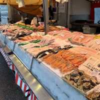 Experience Local Life at the Albert Cuyp Market 🇳🇱