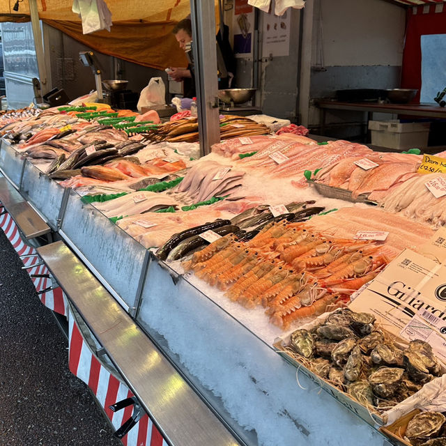 Experience Local Life at the Albert Cuyp Market 🇳🇱