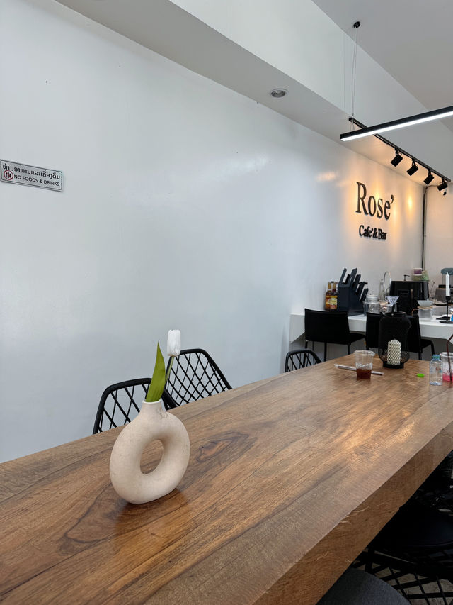 Rose’ Cafe คาเฟ่มินิมอลในปากเซ ลาวใต้
