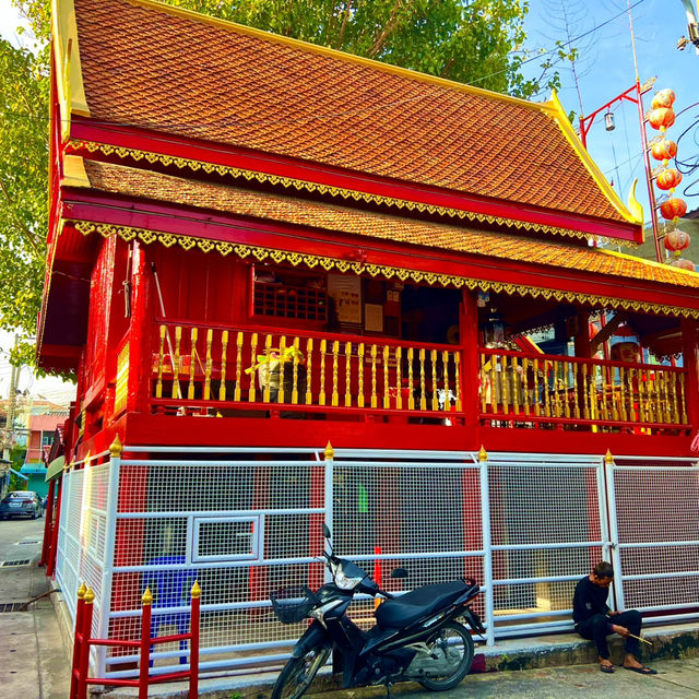 สักการะศาลเจ้าพ่อหลักเมืองชลบุรี