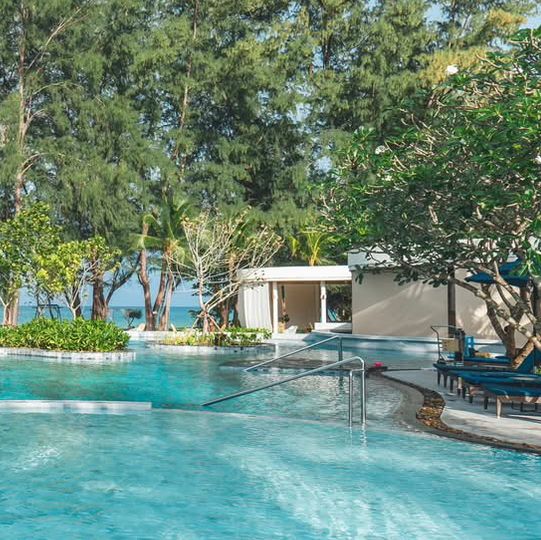 ร้านอาหารบรรยากาศดี ชมโชว์ควงไฟริมหาดไม้ขาว