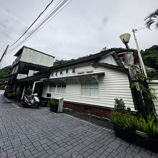 台湾ローカル鉄道で日本統治時の駅へ。