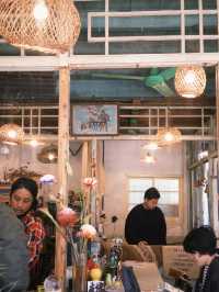 ☕️ 存憶 Cafe Bar：レトロな空間で楽しむ特別な一杯 🕰️