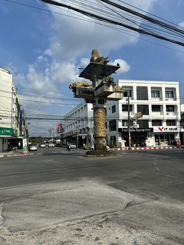 My favorite traffic light ever! Saber-Toothed Tiger Traffic Light: Krabi’s Wildest Landmark 🐯🚦
