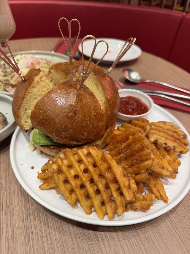 【 一邊品嘗美食，一邊飽覽啟德主場館日夜美景 】