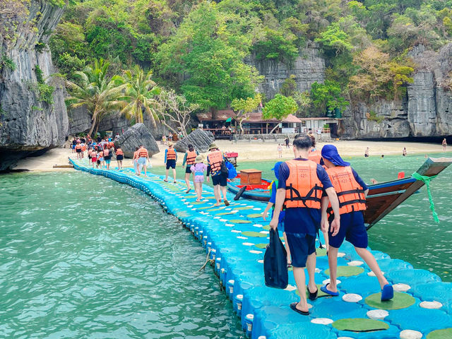 ชายหาดด้านล่างของเกาะแม่เกาะ 🌊
