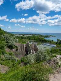 Scarborough Bluffs Park：絶景の崖と青い湖が広がる秘境 🌿🏞️