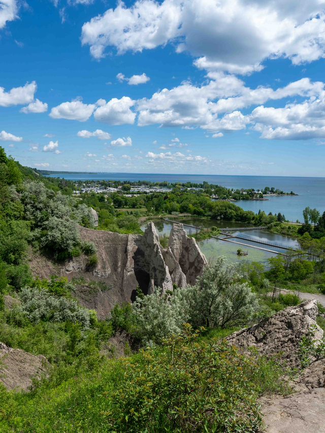 Scarborough Bluffs Park：絶景の崖と青い湖が広がる秘境 🌿🏞️