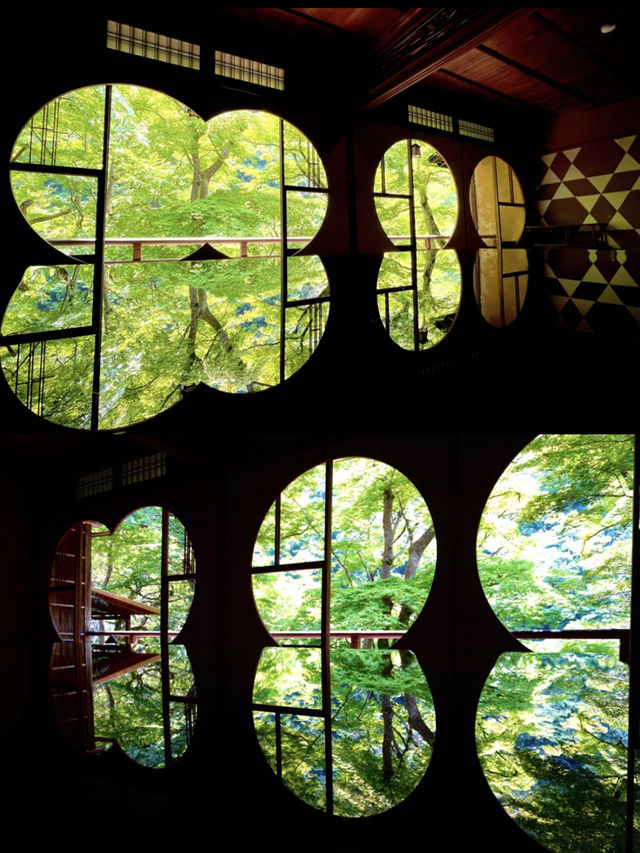 【京都】絶景リフレクション やSNSで話題のシンメトリーの丸窓