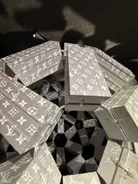大阪萬博｜時尙法國詮釋愛的頌歌 LV行李箱組成投影地球