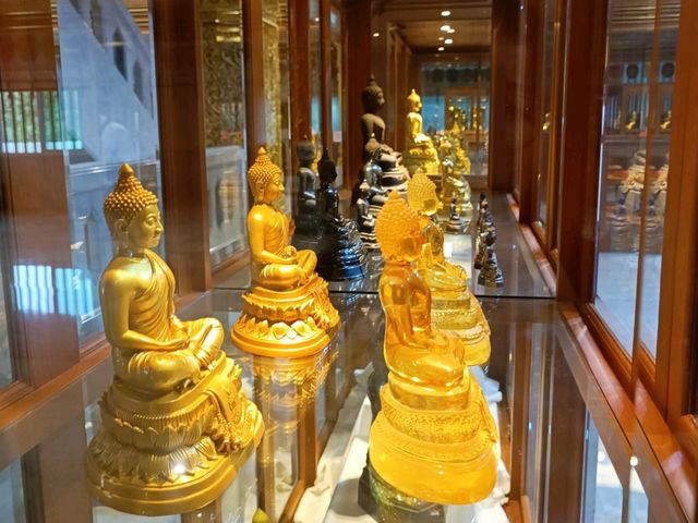 ไหว้พระพุทธรูปองค์ใหญ่ ตระการตาเจดีย์แก้วมรกต