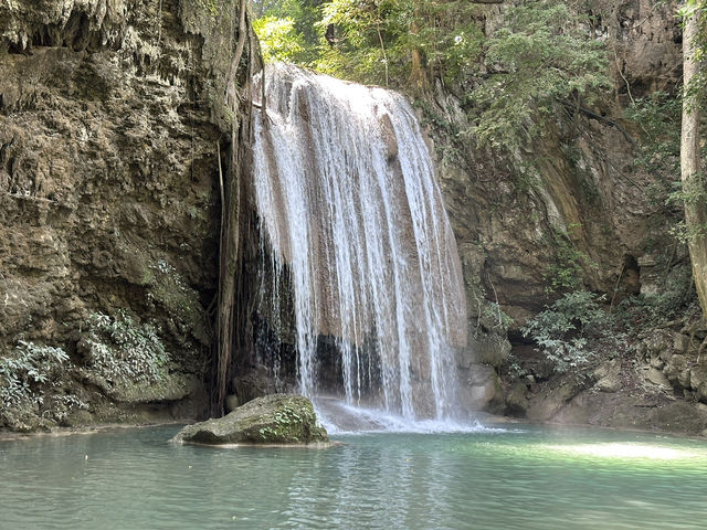 【Erawan Falls｜エラワンの滝】  “7段の滝を歩く旅。”エメラルドグリーンの楽園で、時間を忘れる。