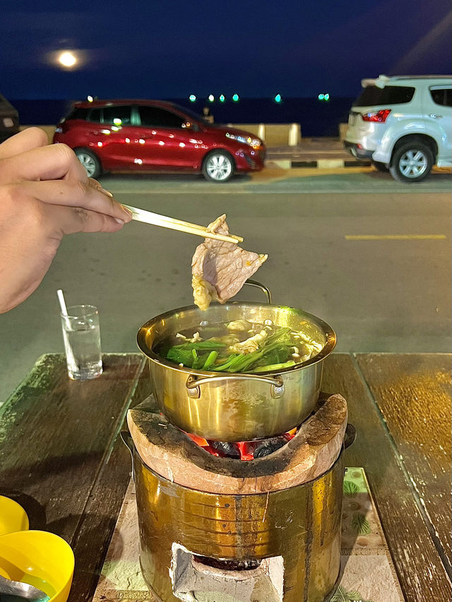 ร้านแจ่วฮ้อน บรรยากาศดีติดทะเลอ่าวประจวบ