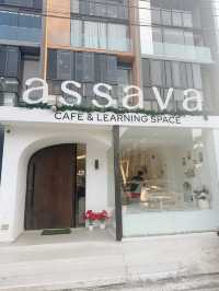 Assava Cafe & Learning Space สีขาวมินิมอล
