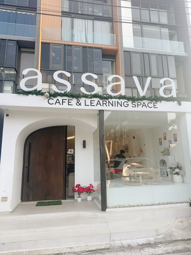 Assava Cafe & Learning Space สีขาวมินิมอล