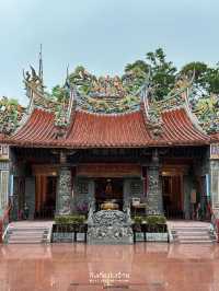 ไหว้พระในวันที่ฝนพรำ บรรยากาศสงบอย่างบอกไม่ถูก